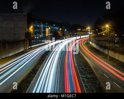 Il traffico automobilistico di notte in Neu-ulm, Germania Foto Stock