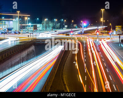 Il traffico automobilistico di notte in Neu-ulm, Germania Foto Stock