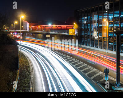 Il traffico automobilistico di notte in Neu-ulm, Germania Foto Stock