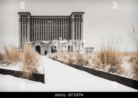 Michigan Central Station (senza finestre) in inverno, Beaux-Arts architettura classica, Detroit, Michigan, USA, America del Nord Foto Stock