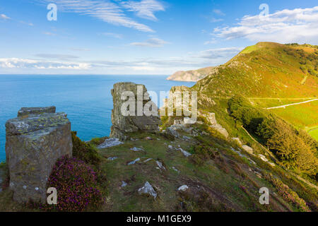 Valle delle rocce e del canale di Bristol al di là in tarda estate. Parco Nazionale di Exmoor, North Devon, in Inghilterra. Foto Stock