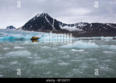 Zodiac viaggiando nei pressi di imponente ghiacciaio Monaco nell arcipelago delle Svalbard in Norvegia Foto Stock