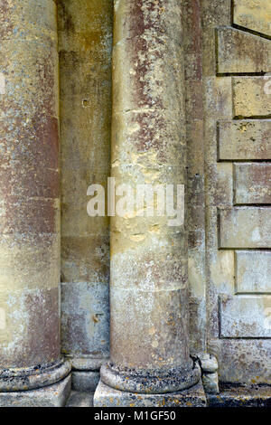 Architettura classica dettaglio ravvicinato di vecchie colonne di pietra in angoscia Foto Stock