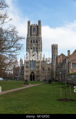 Cattedrale di Ely una cattedrale anglicana nella città di Ely, Cambridgeshire, Inghilterra. La cattedrale ha le sue origini in ANNUNCIO 672 Foto Stock