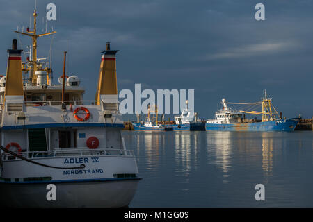 L'ultimo sun prima di rainclouds sono in arrivo, porto di Hoernum o Hörnum, sull'isola di Sylt, Mare del Nord, Schleswig-Holstein, Germania, Europa Foto Stock