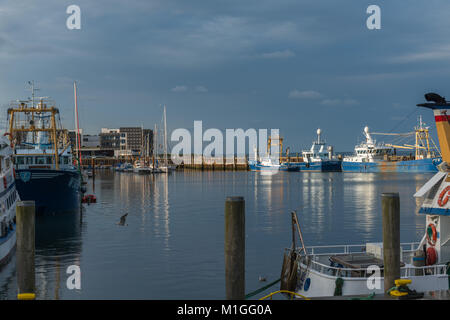 L'ultimo sun prima di rainclouds sono in arrivo, porto di Hoernum o Hörnum, sull'isola di Sylt, Mare del Nord, Schleswig-Holstein, Germania, Europa Foto Stock