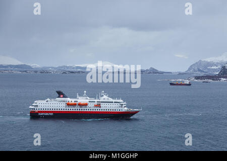 ALESUND, NORVEGIA- 07 Gennaio 2018: la nave Hurtigruten MS Nordkapp entrando nel porto di Alesund in Norvegia. Paesaggio invernale. Foto Stock