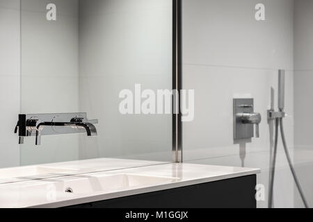 Elegante bagno con moderno ed elegante vasca e doccia Foto Stock