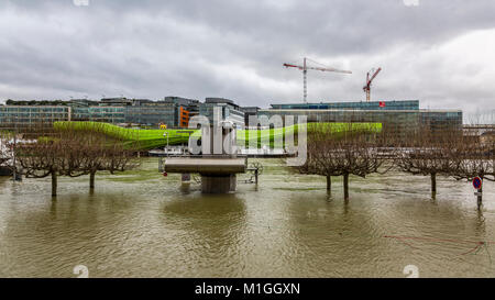 Parigi, SFRANCE - 29 Gennaio 2018: Il fiume Senna si alza notevolmente aumentando il rischio di inondazione a Parigi durante gli ultimi giorni del mese di gennaio 2018. Foto Stock