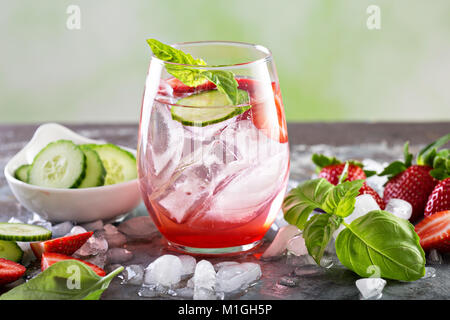 Aggiornamento della primavera o estate cocktail con Fragola, basilico e cetriolo Foto Stock