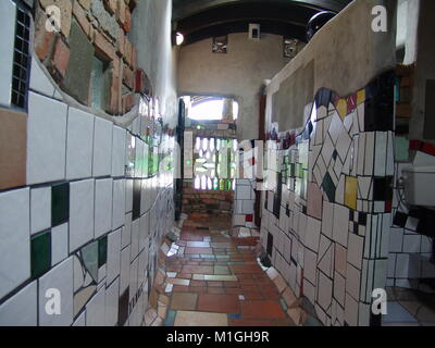 Hundertwasser. Famoso Toilettes pubbliche in Kawakawa Nuova Zelanda Foto Stock