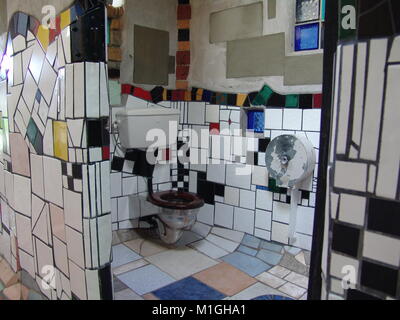 Hundertwasser. Famoso Toilettes pubbliche in Kawakawa Nuova Zelanda Foto Stock