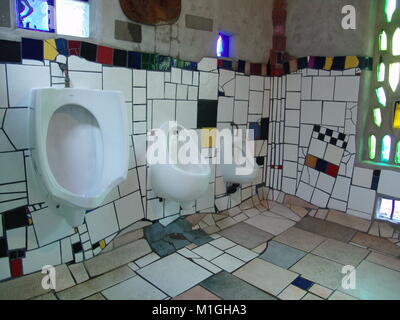 Hundertwasser. Famoso Toilettes pubbliche in Kawakawa Nuova Zelanda Foto Stock