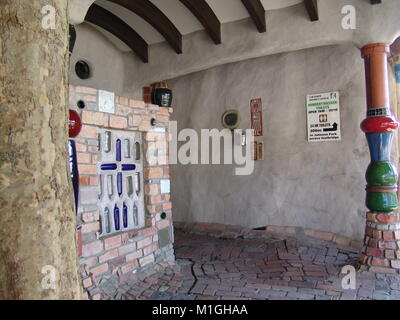 Hundertwasser. Famoso Toilettes pubbliche in Kawakawa Nuova Zelanda Foto Stock