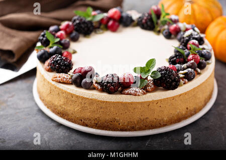 Cheesecake alla zucca con panna acida topping e freschi frutti di bosco stagionali e i dadi Foto Stock