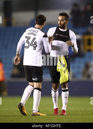 Derby County's Tom Huddlestone (destra) e George Thorne alla fine della partita durante il cielo scommessa campionato a Den, Londra. Foto Stock