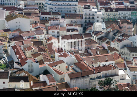 Vista dall'alto sui tetti delle case ed edifici a Nazare, Portogallo. Foto Stock