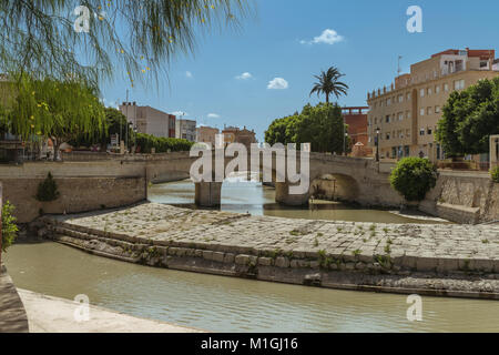 A Rojales. Spagna Agosto 2017 Ponte sul fiume Segura Foto Stock