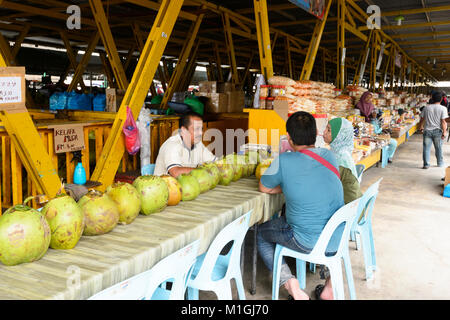 I clienti di bere freschi succo di cocco al mercato in centro città, Kota Kinabalu, Sabah Borneo, Malaysia Foto Stock