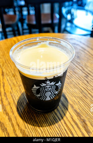 Una tazza di plastica di Nitro freddo preparare il caffè di Starbucks, Kota Kinabalu, Sabah Borneo, Malaysia Foto Stock