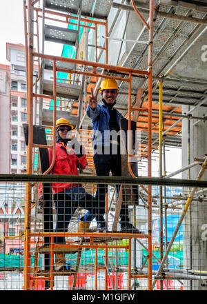 Lavoratori su impalcature in centro città, Kota Kinabalu, Sabah Borneo, Malaysia Foto Stock