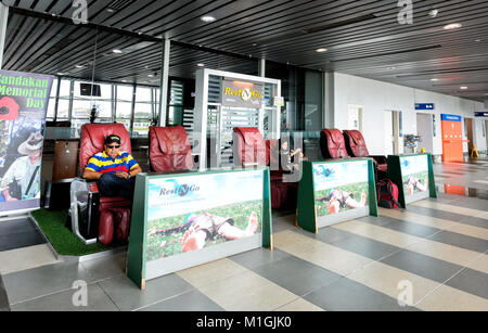 Stallo RestNGo con massaggio poltrone in pelle dall'Aeroporto Kota Kinabalu, Sabah Borneo, Malaysia Foto Stock