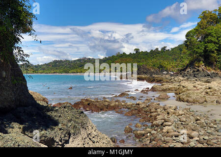 Playa Espadillo spiaggia nel Parco Nazionale di Manuel Antonio vicino a Quepos sulla Costa Pacifica del Costa Rica. Foto Stock