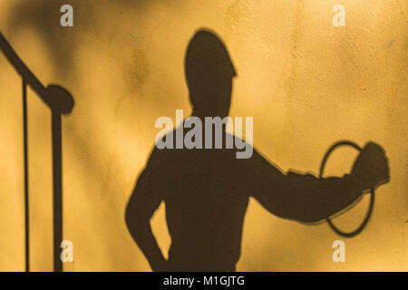 Stile antico Lawn Jockey di fronte all'ingresso del negozio. Foto Stock