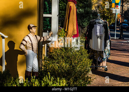 Stile antico Lawn Jockey di fronte all'ingresso del negozio. Foto Stock