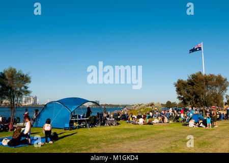 PERTH, Australia - 26 Gennaio 2018: persone raccolte sul South Perth Foreshore aspettando l annuale Giornata Australia Skyworks fuochi d'artificio Foto Stock