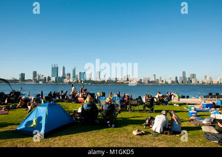 PERTH, Australia - 26 Gennaio 2018: persone raccolte sul South Perth Foreshore aspettando l annuale Giornata Australia Skyworks fuochi d'artificio Foto Stock