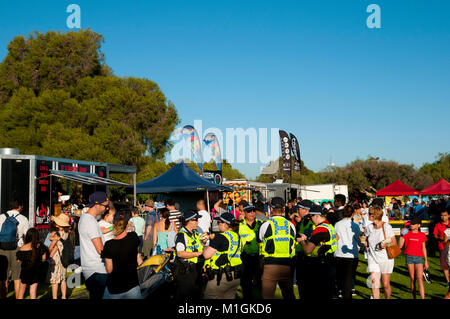 PERTH, Australia - 26 Gennaio 2018: persone raccolte sul South Perth Foreshore aspettando l annuale Giornata Australia Skyworks fuochi d'artificio Foto Stock