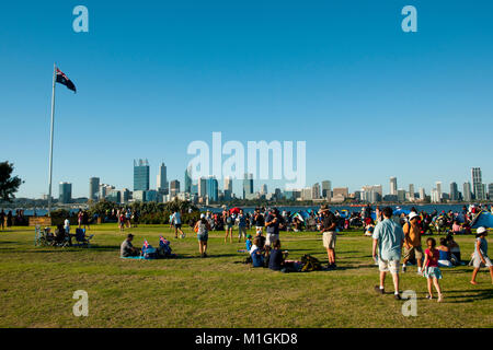 PERTH, Australia - 26 Gennaio 2018: persone raccolte sul South Perth Foreshore aspettando l annuale Giornata Australia Skyworks fuochi d'artificio Foto Stock