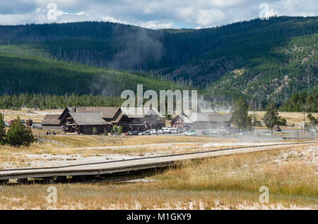 Vapore sale da aree termali di fronte vecchie fedeli Visitor Center. Parco Nazionale di Yellowstone, Wyoming USA Foto Stock