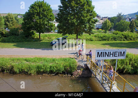 I ciclisti imbarco all imbarcadero per escursione navi,Minheim, Mosella, Renania-Palatinato, Germania, Europa Foto Stock
