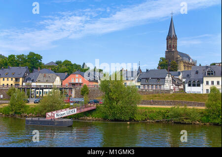 Il villaggio del vino Lieser con attracco per escursione di navi e chiesa cattolica San Pietro, Mosella, Renania-Palatinato, Germania, Europa Foto Stock