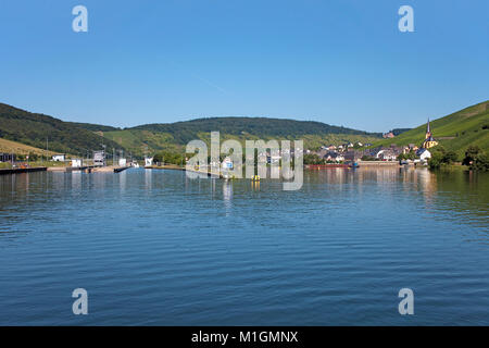 Floodgate al villaggio della Mosella, Zeltingen Zeltingen-Rachtig, Mosella, Renania-Palatinato, Germania, Europa Foto Stock