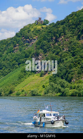 Cabin barca sul fiume Moselle al monastero la rovina di lupo, Kroev, Mosella, Renania-Palatinato, Germania, Europa Foto Stock