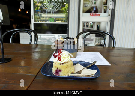 Cafè sul marciapiede e torta di frutti di bosco Foto Stock