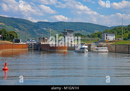 Floodgate al villaggio della Mosella, Zeltingen Zeltingen-Rachtig, Mosella, Renania-Palatinato, Germania, Europa Foto Stock