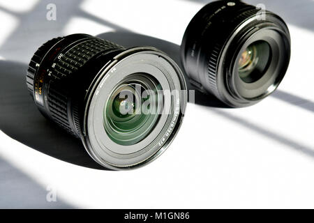 Gli obiettivi DSLR per grandangolo e teleobiettivo zoom Foto Stock