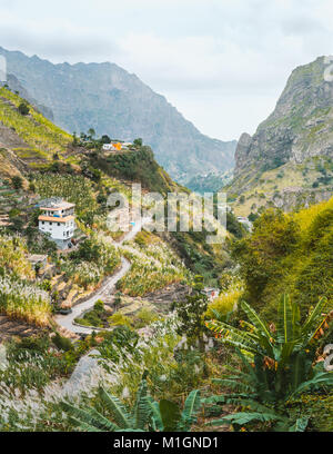 Vista di abitazioni tra il paesaggio della vegetazione e le montagne della Valle di Paolo, sull'isola di Santo Antao, Capo Verde Foto Stock