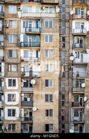 La facciata del vecchio a più piani edificio di appartamenti a Tbilisi, Georgia. Foto Stock