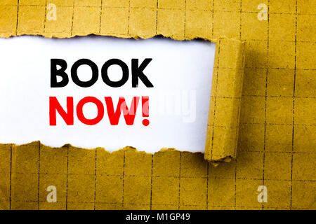 La parola, la scrittura Prenota ora. Il concetto di business per prenotazione La prenotazione scritta sul libro bianco su giallo carta ripiegata. Foto Stock