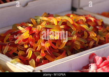 Caramelle gommose. Jelly caramelle. Orsi gommoso o worm. Mix di caramelle gommose. Jelly caramelle sfondo. Caramelle gommose trama sulla luce diurna. Immagine di contrasto Foto Stock