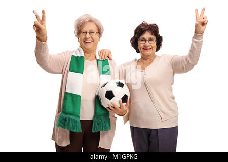 Anziani appassionati di calcio rendendo la vittoria di gesti isolati su sfondo bianco Foto Stock