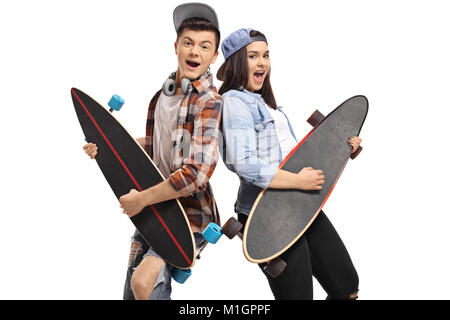 Gioiosa adolescenti fingendo di suonare la chitarra su longboards isolati su sfondo bianco Foto Stock