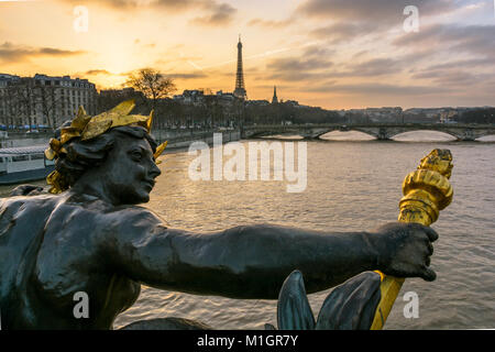 Vista da dietro di una delle Ninfe di Senna ornamenting il keystone a valle del Pont Alexandre III, con il Pont des Invalides e la Foto Stock