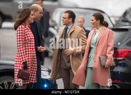 Il Duca e la Duchessa di Cambridge, accompagnato dalla Principessa Ereditaria Vittoria e il Principe Daniel di Svezia, arrivano presso il Karolinska Institute di Stoccolma il giorno 2 di il Duca e la Duchessa di Cambridge, la visita in Svezia. Foto Stock