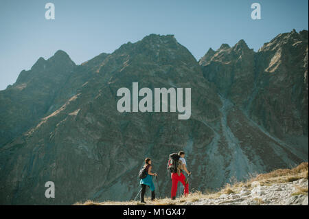 Backpackers nordic walking nel Parco nazionale dei Tatra. Foto Stock